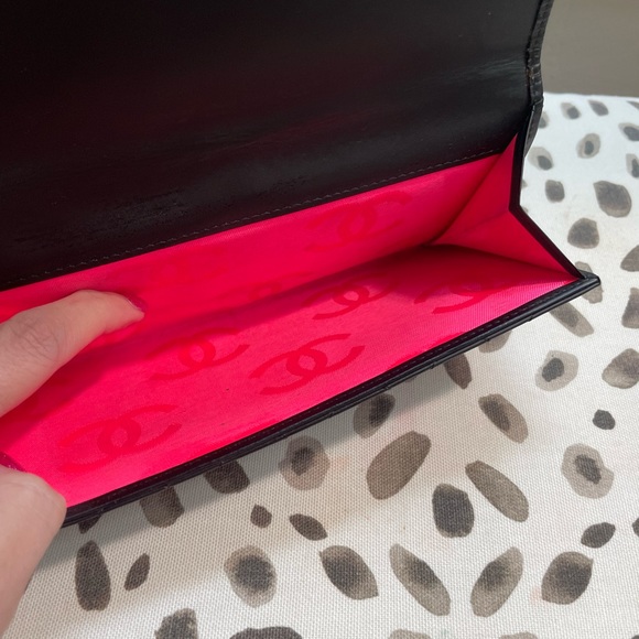 Black quilted Chanel Ligne wallet - Picture 9 of 11